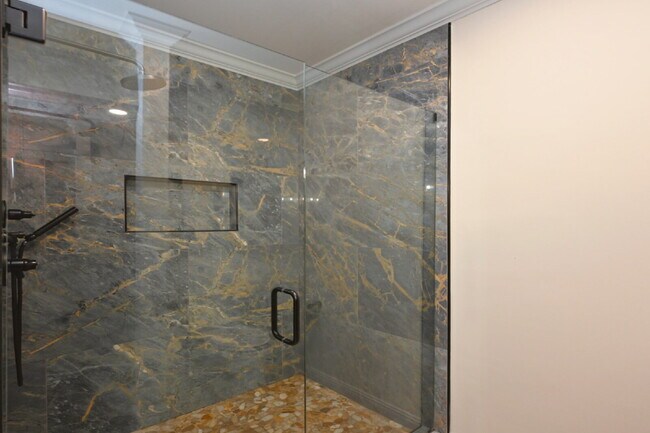 Building Photo - Spacious Germantown Gem!