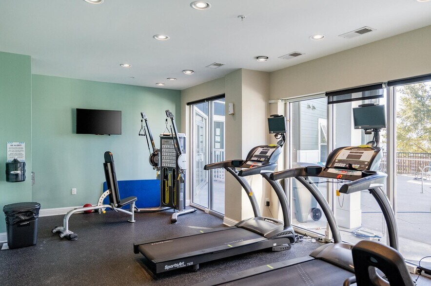 Building Photo - 4921 Pretty Lake Ave