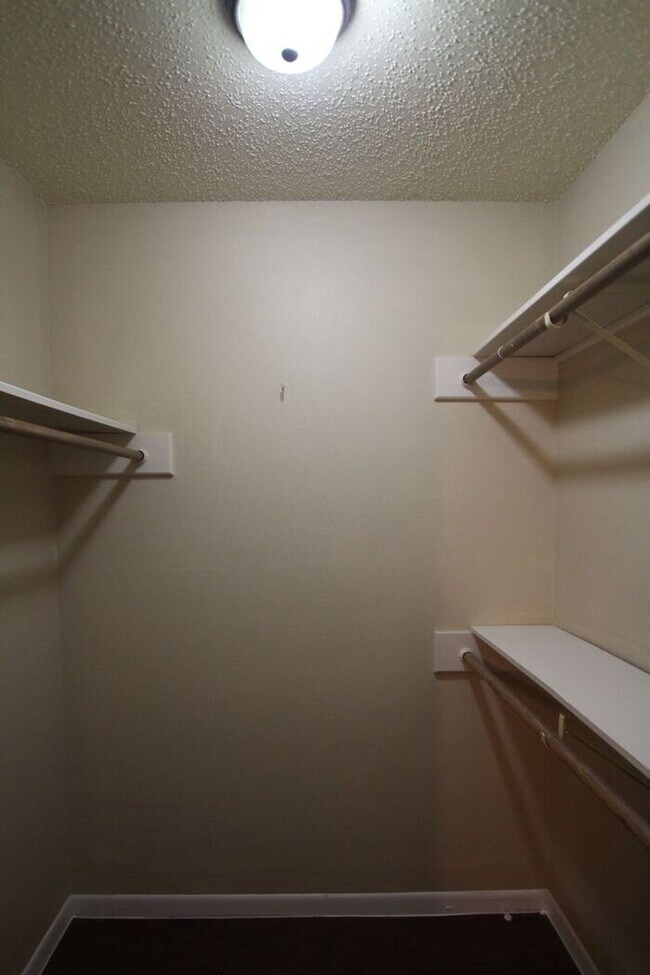 Building Photo - 3 Bedroom Duplex in Tyler!