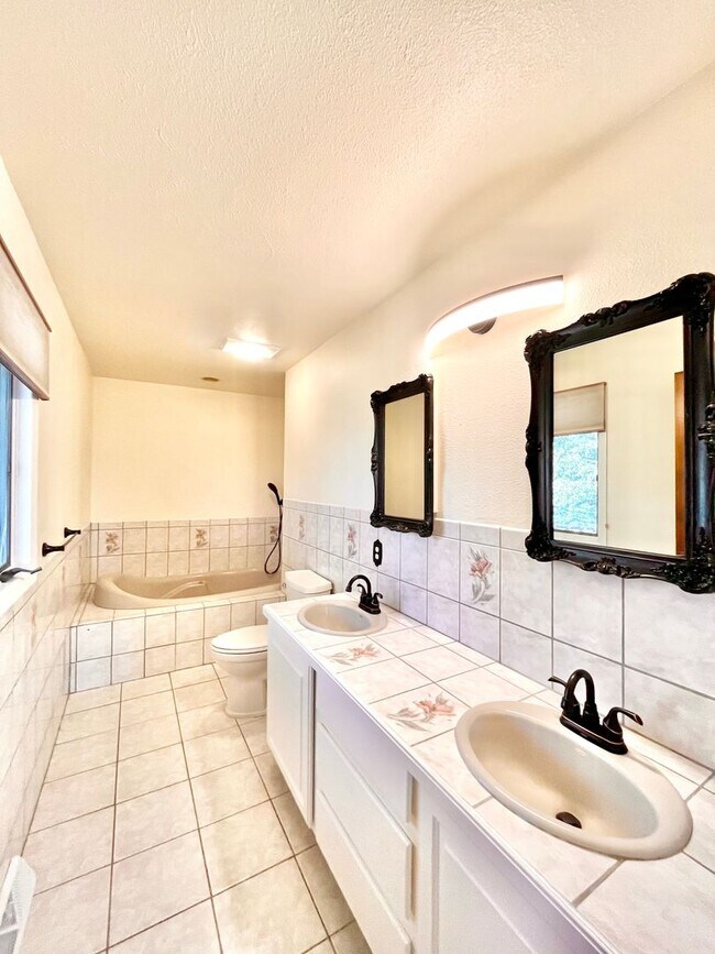 Building Photo - Gorgeous Private Home with Views!