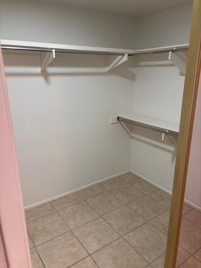 Building Photo - 4218 E Crescent Ave