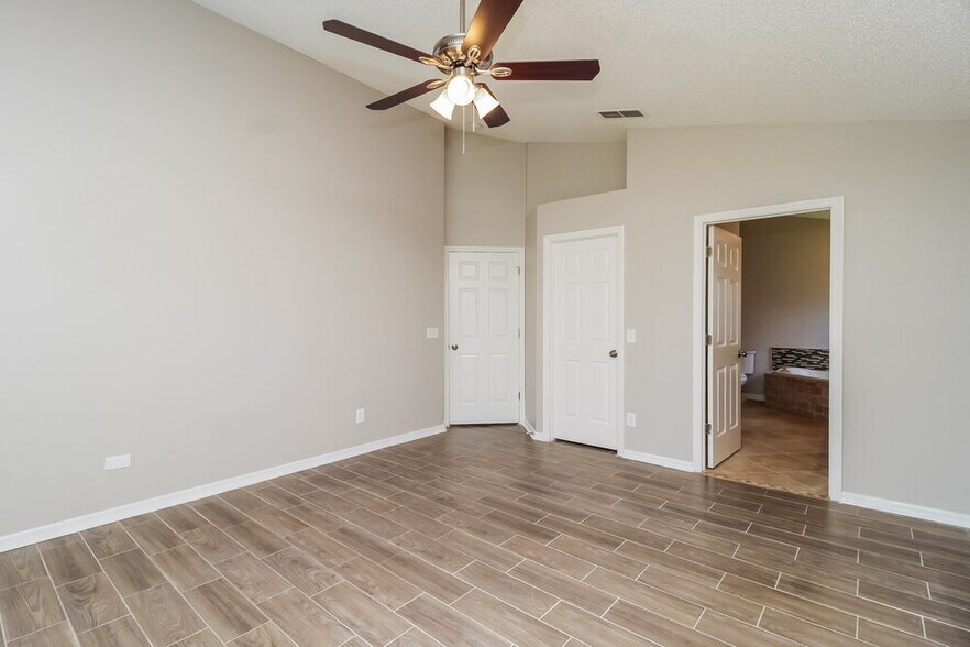 Building Photo - 131 Brushcreek Dr
