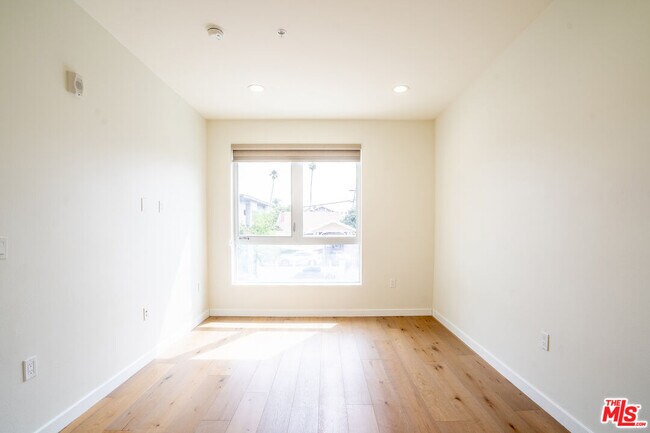 Building Photo - 105 S Mariposa Ave