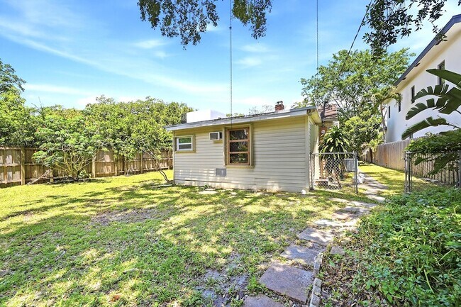 Building Photo - 1516 SW 24th St