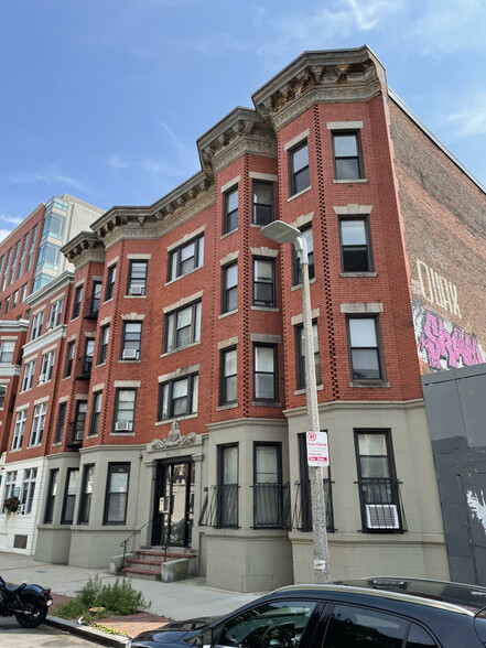 Building Photo - 54 Burbank St