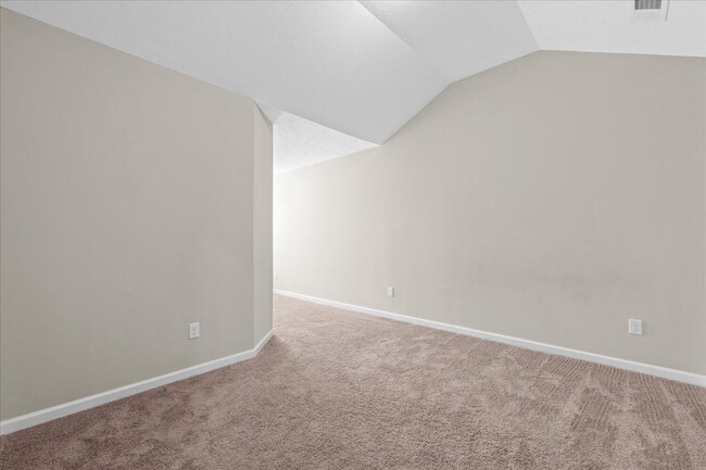 Building Photo - 1071 Linsmore Ave