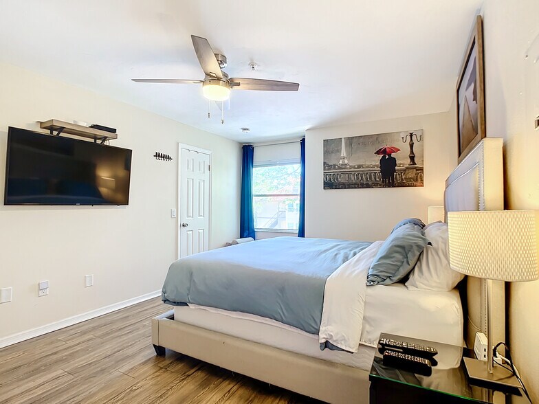 Bedroom 1, with King Bed, ensuite, and Walk in Closet - 2400 Feather Sound Dr Apt 421
