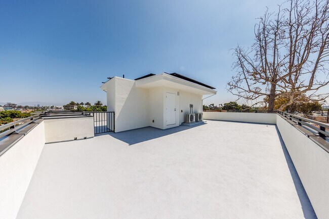 Building Photo - 3015 Alsace Ave