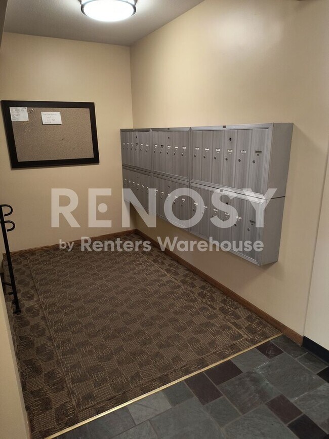 Building Photo - Available June 10th 2 Bedroom 1 Bath Condo in Minneapolis