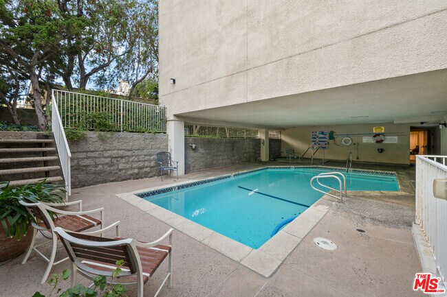Building Photo - 441 N Oakhurst Dr