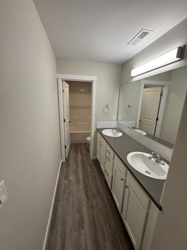 Building Photo - Brand New 4 Bed / 2.5 Bath Duplex! $250 Am...