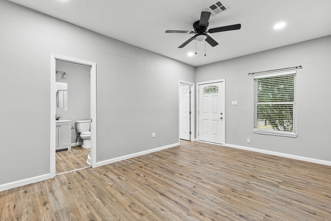 Building Photo - 221 N Bermuda St