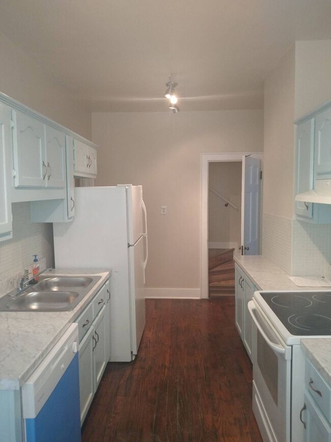 Building Photo - Newly renovated 3 bedroom, 2 bath home nea...