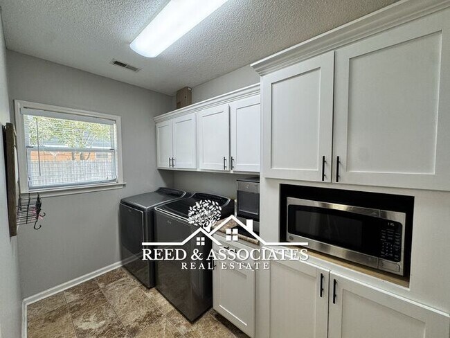 Building Photo - 4 bedrooms plus pool in Collierville!