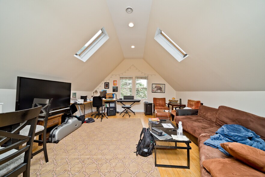Building Photo - 3814 N Marshfield Ave