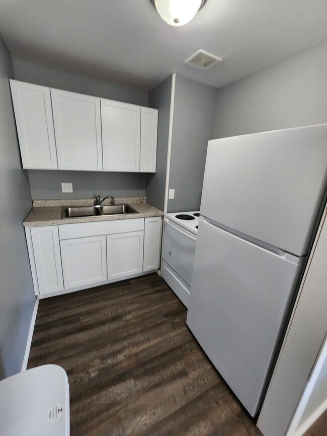 Building Photo - 205 E Van Buren St