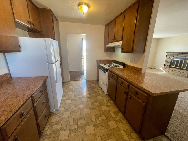 Building Photo - Apple Valley-Cute Starter Home- 2 Bedrooms...