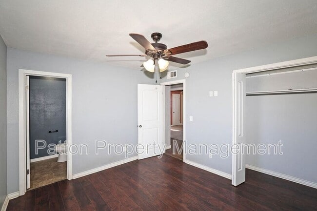 Building Photo - 5207 S Travis St