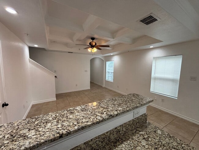 Building Photo - Spacious End-Unit Townhome in Prime Northe...