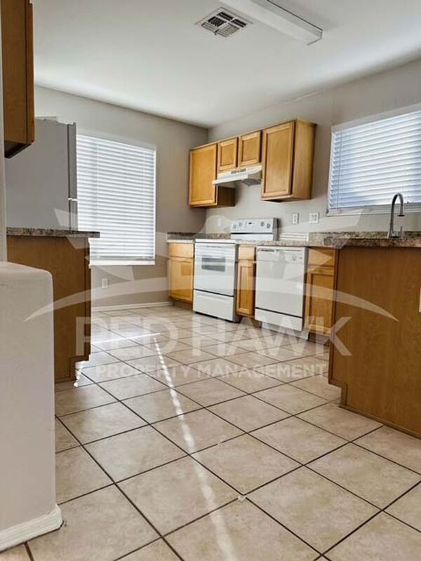 Building Photo - 1798 E Carla Vista Dr