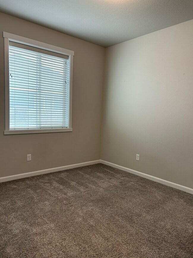 Building Photo - Charming 3-Bedroom, 2-Bath Home with Spaci...