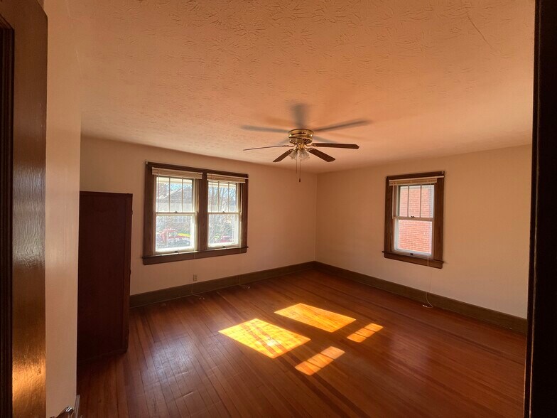 Building Photo - 225 E Allen St