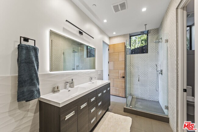 Building Photo - 3712 Broadlawn Dr