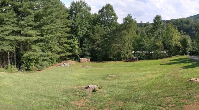 Building Photo - Great 3 Bedroom 2 Bath Home in quiet resid...