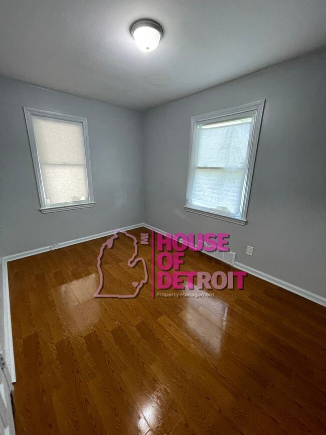 Building Photo - 3 BEDROOM | 2 BATH | FREE PRE SCREEN
