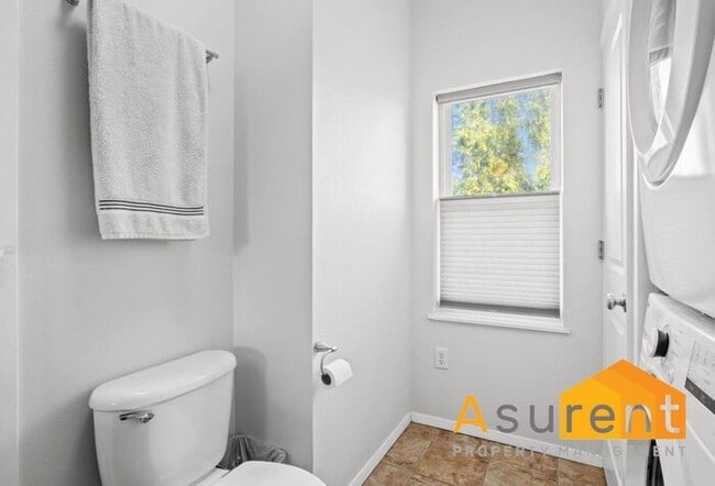 Building Photo - $500 off First Months Rent! Stylish Ashland One Bedroom Townhouse with Private Patio and Radiant ...