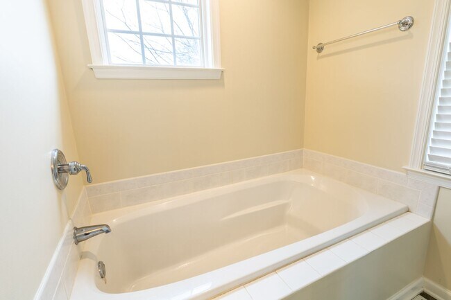 Building Photo - Single Family Home Minutes to DTWN/UVA Area