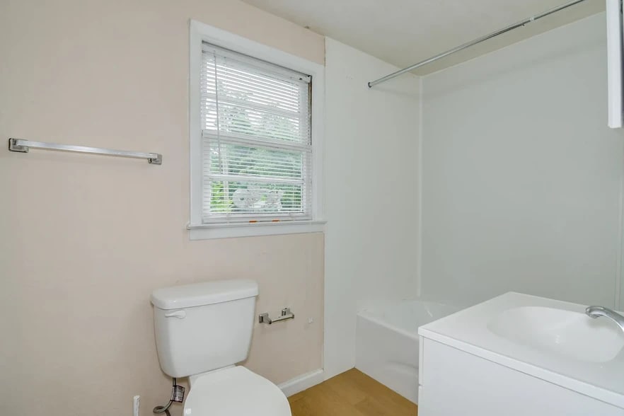Bathroom - 1732 Telfair St