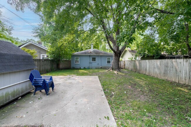 Building Photo - 3 Bed 2 Full Bath Available now at 52nd and Primrose!