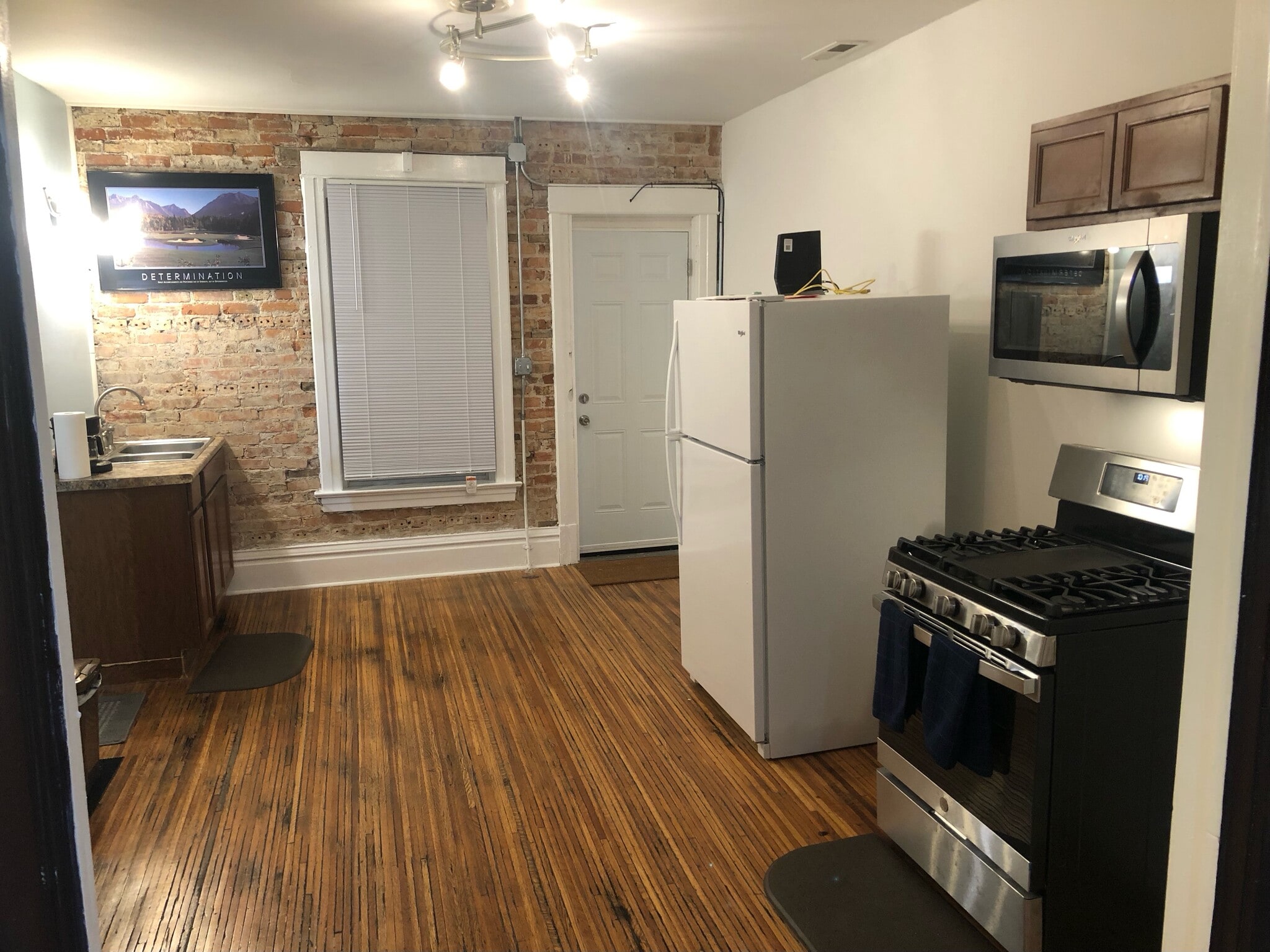 Kitchen - 104 7th St
