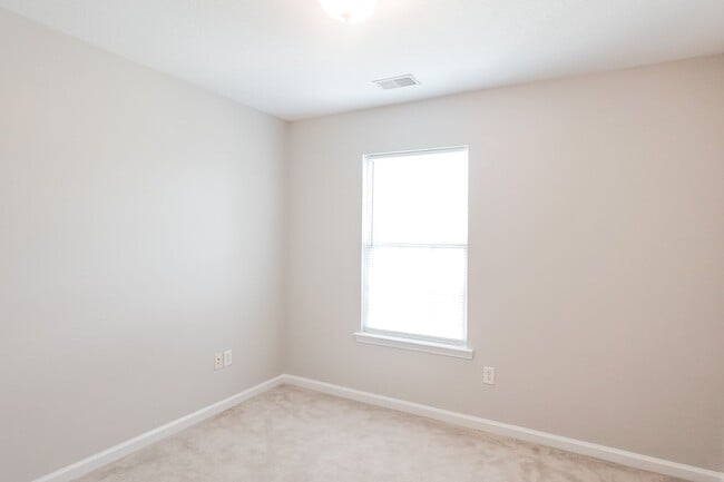 Building Photo - Coming Available