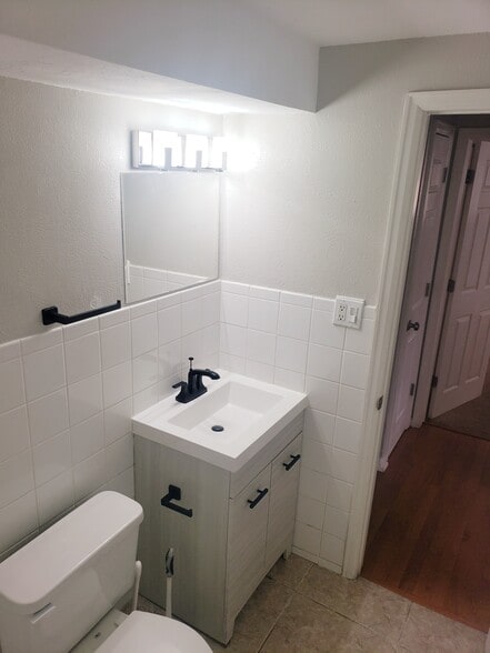 Bathroom - 909 S Pearl St