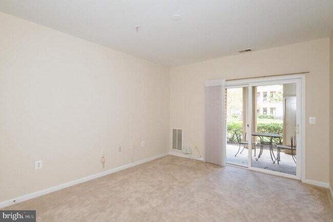 Building Photo - 400 Symphony Cir