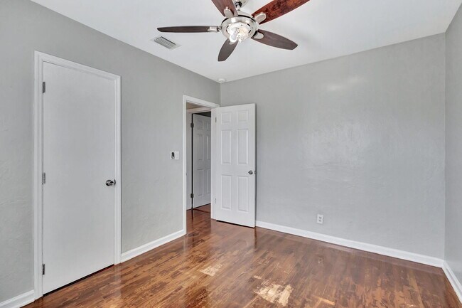 Building Photo - 736 Rockland Dr