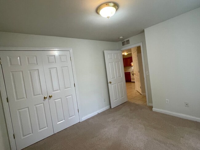Building Photo - Shelby Twp 2-bedroom, 2-bath condo-style w...