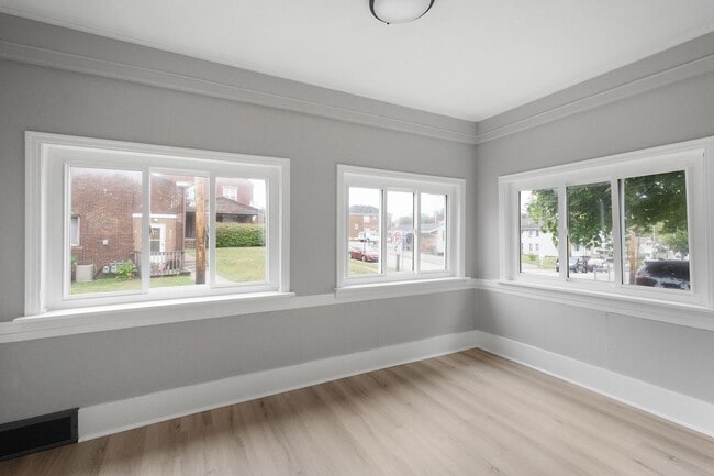 Building Photo - Stunning 2 bedroom home in Whitaker available January 15!