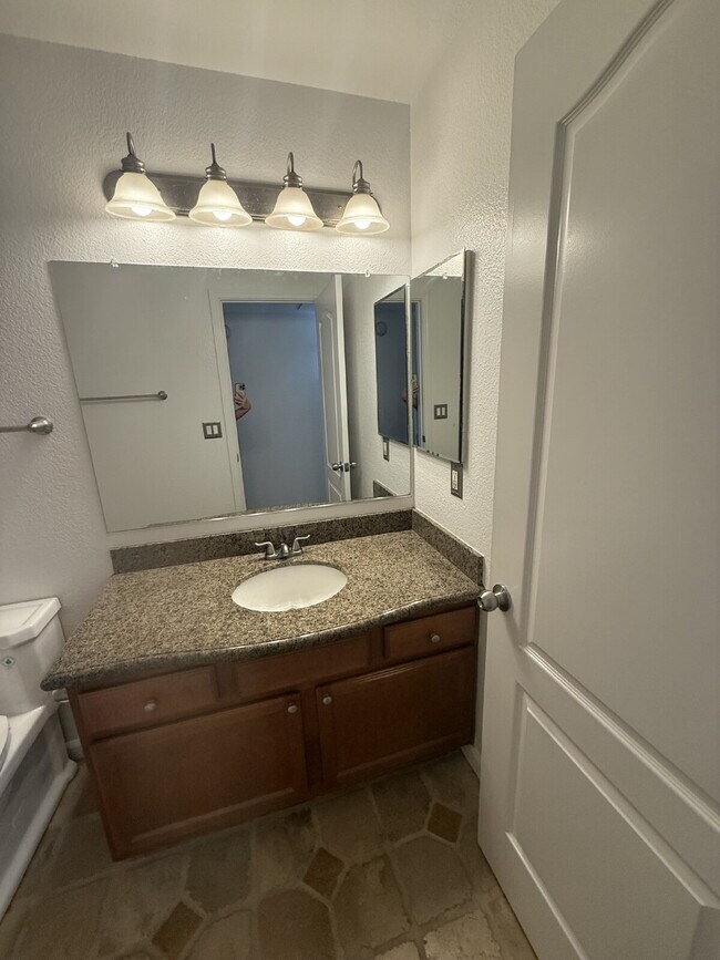 Building Photo - Beautiful 2 Bed, 1 Bathroom Lower-Level Co...