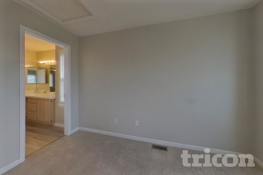 Building Photo - 16240 Quarry Hill Dr
