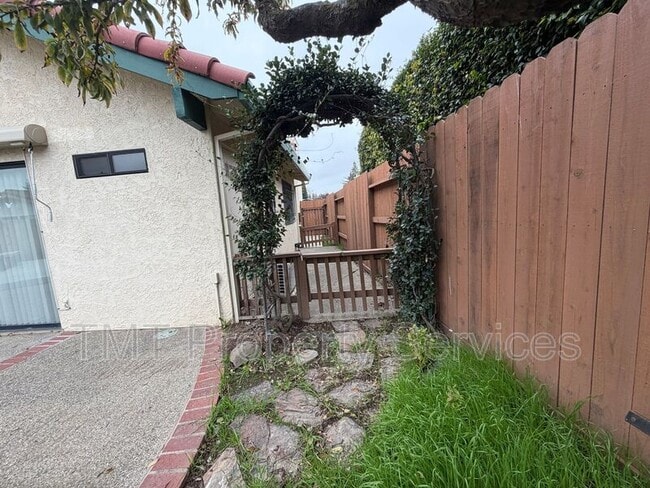 Building Photo - 2 Polvadera Ct