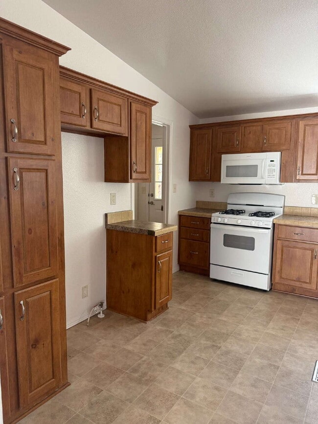 Building Photo - 841 S 11th Dr