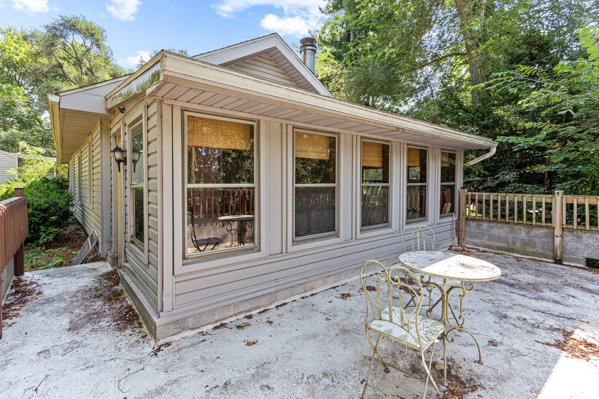 Building Photo - 2550 Loon Lake Rd