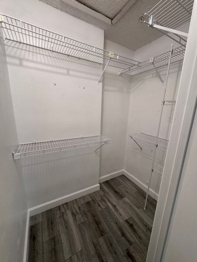 Building Photo - Second floor, 2/2 unit with wooded view near UCF
