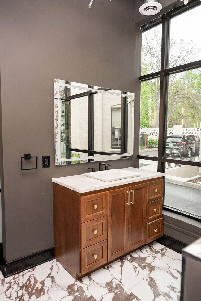 Building Photo - 275 S Limestone