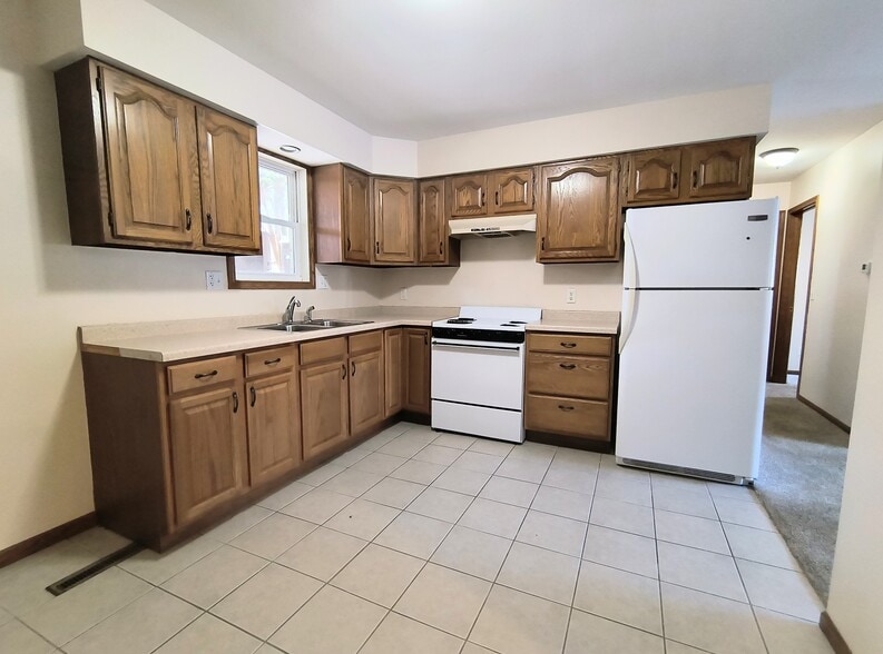 Kitchen - 108 Center Street Ct