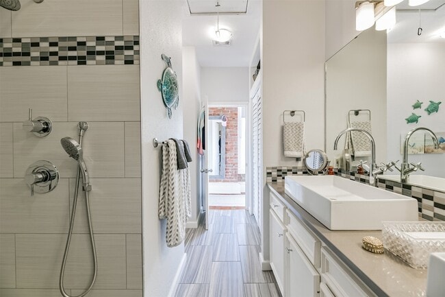 Building Photo - 525 22nd St