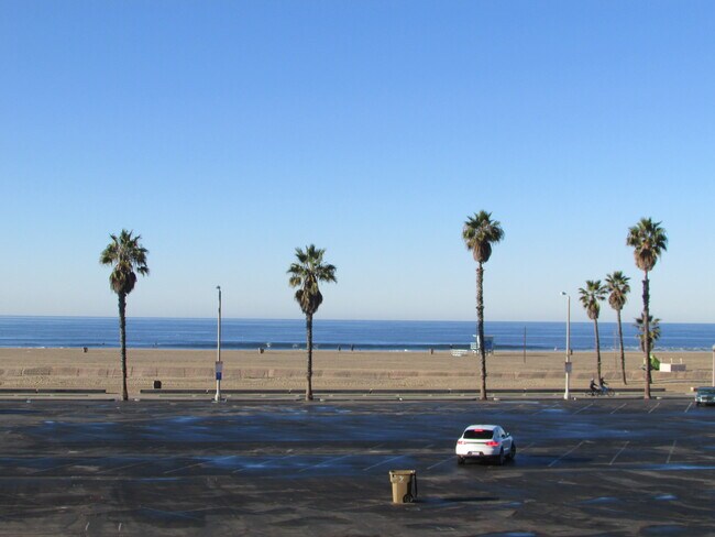 SM Beach View is your front yard - 2213 Ocean Ave